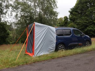 Vrouw leer vrek amdro boot tent - Amdro Alternative Campervans
